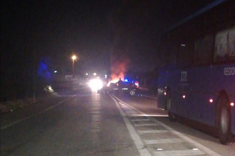 L'Alfa Romeo 166 in fiamme