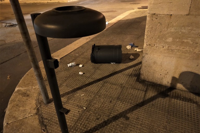 Il portarifuti divelto