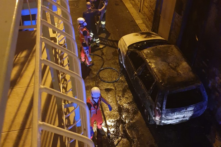 La Fiat Punto incendiata in via Bernardi