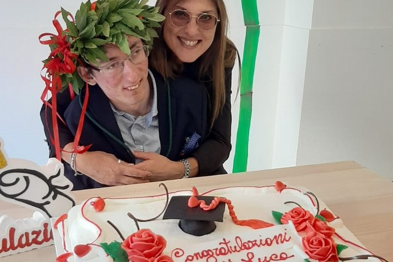 Luca Mongelli con la mamma Tina Turturro