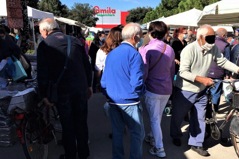 Nessun distanziamento al mercato settimanale