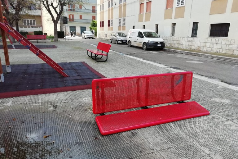 Panchina rovesciata in piazzetta Kennedy