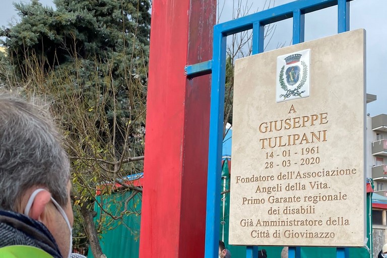 La targa dedicata a Pino Tulipani