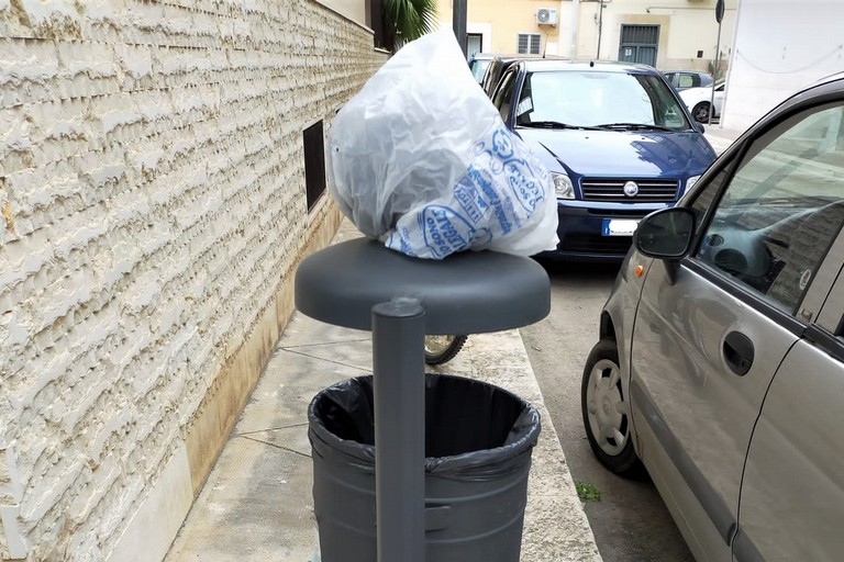 Rifiuti indifferenziati abbandonati