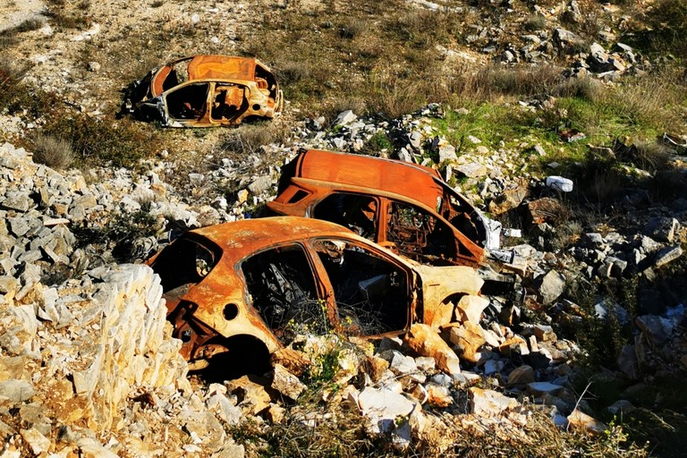 Le scocche di auto rinvenute a San Pietro Pago