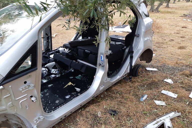 Un'auto canniballizzata