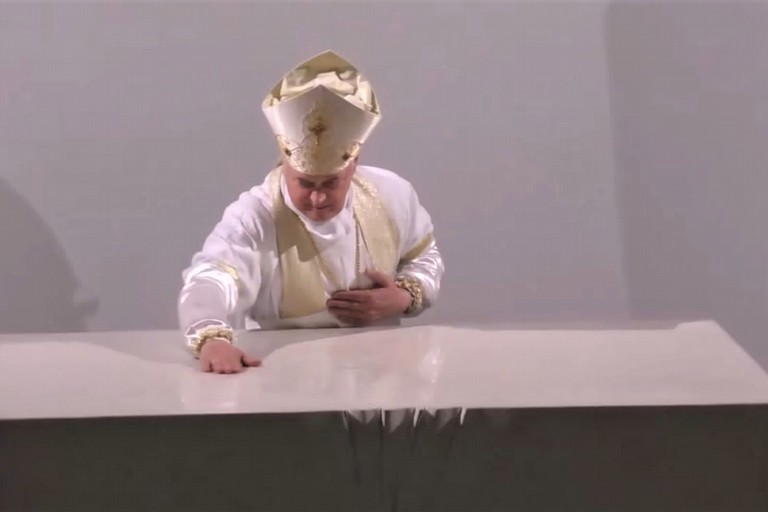 Mons. Cornacchia dedica l'altare