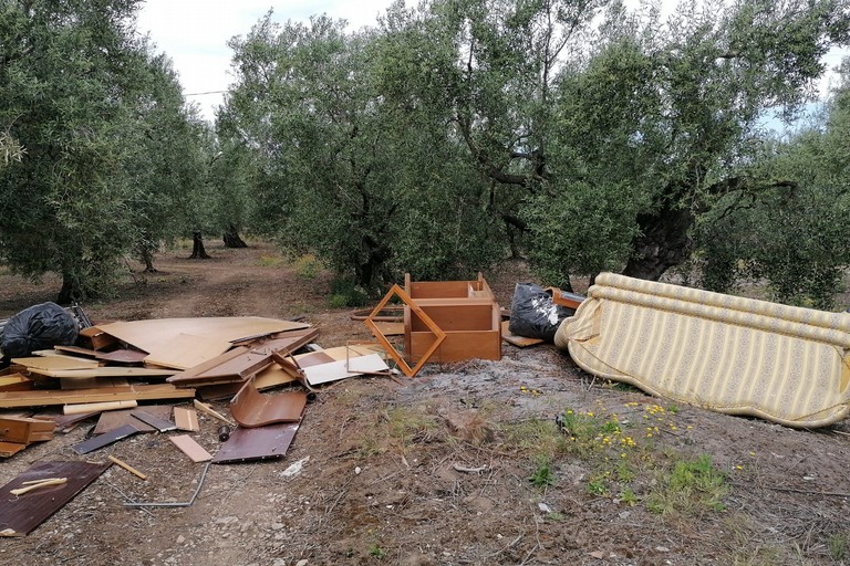 Arredi abbandonati nell'agro