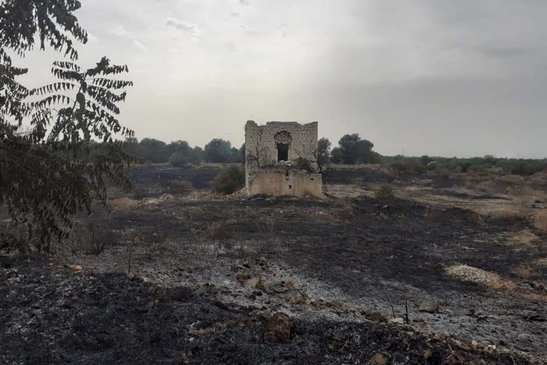 Bruciano i campi attorno alla chiesa di San Pietro Pago