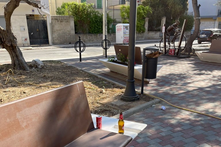 Rifiuti in piazzetta Stallone