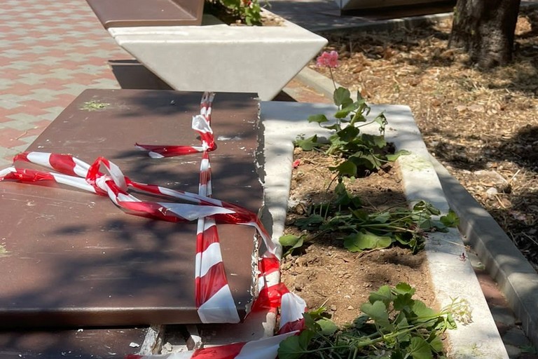 Panchina devastata in piazza Stallone