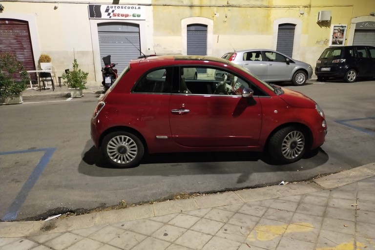Parcheggio davanti alla rampa disabili