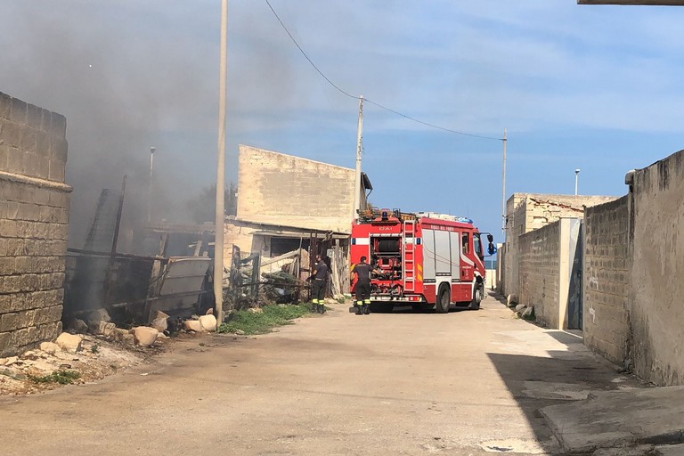 Fiamme nelle ex stalle sul lungomare di Levante