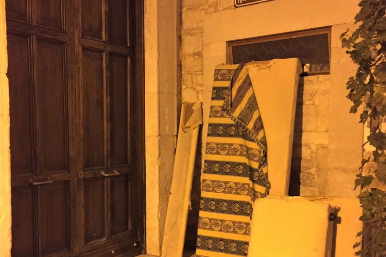 Rifiuti davanti la Chiesa del Carmine. <span>Foto S.A. </span>