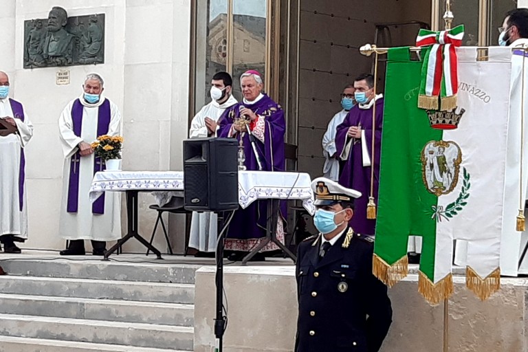 Mons. Cornacchia al cimitero di Giovinazzo