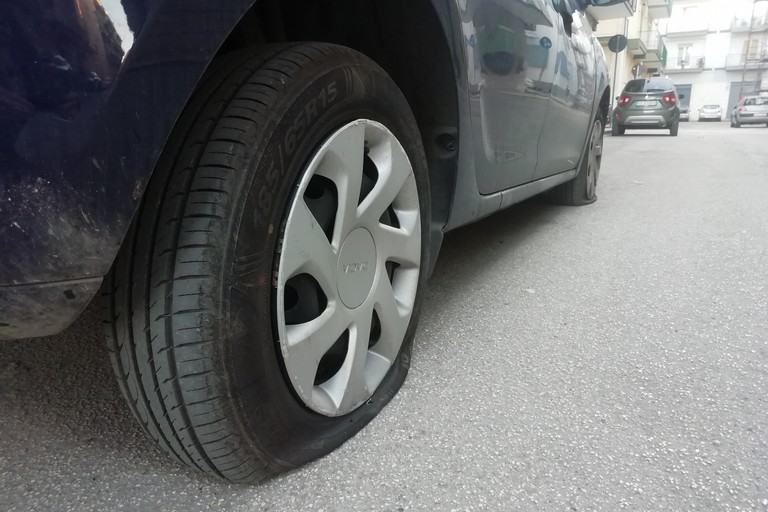 Un'auto con gli pneumatici tagliati in via Curatoli