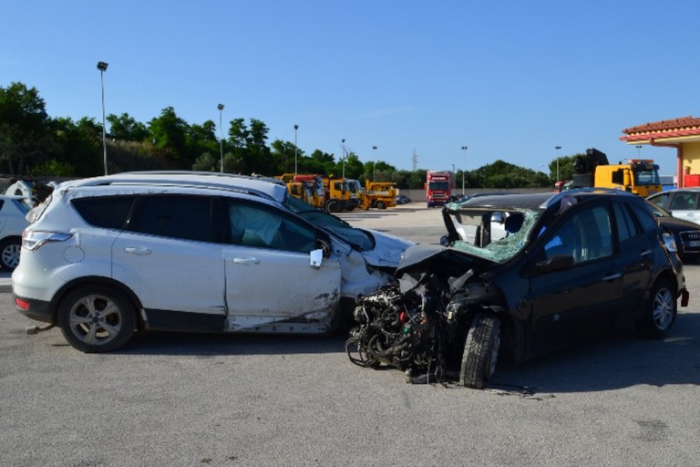 Le due auto coinvolte nell'incidente avvenuto sull'autostrada A14