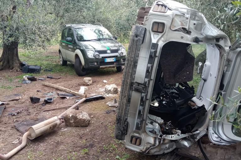Una delle due auto rubate recuperate dalle Guardie Campestri