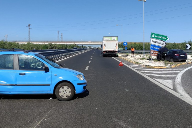 L'incidente stradale avvenuto sulls strada statale 16 bis