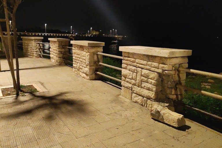 Porzione in pietra divelta o crollata a Levante