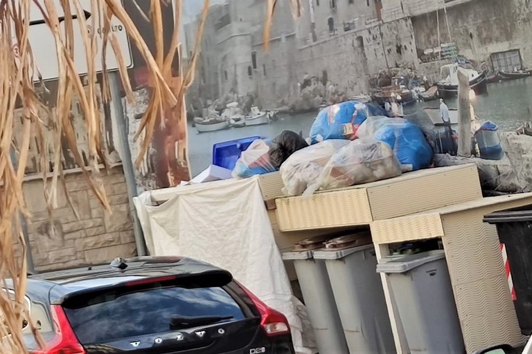 Rifiuti esercizi commerciali. <span>Foto Comune di Giovinazzo </span>