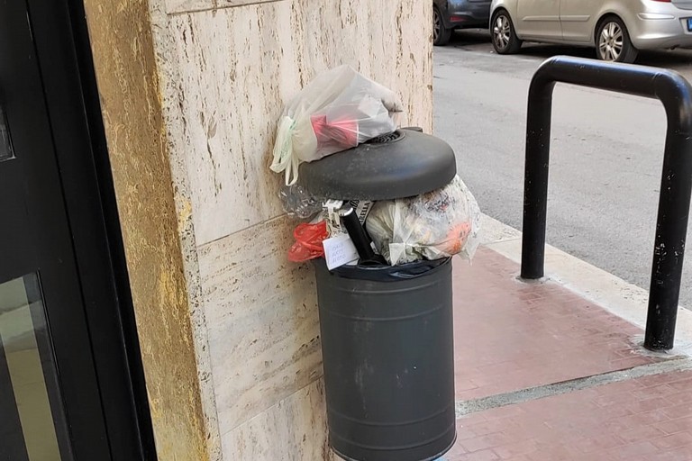 Rifiuti abbandonati tra via Elefante e via Papa Giovanni XXIII