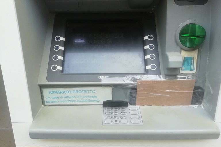 Il Postamat di via Marconi danneggiato