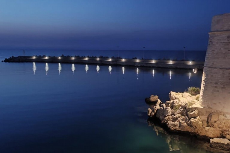 Molo di Levante illuminato. <span>Foto G.D. </span>