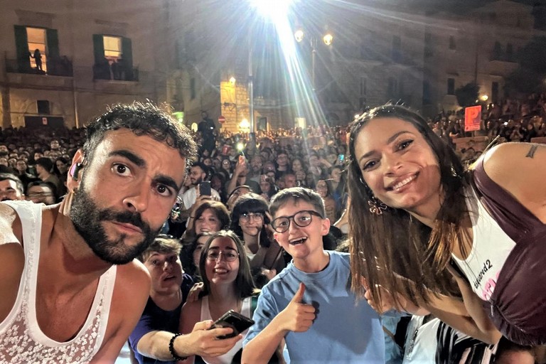 Mengoni ed Elodie con il giovane Leonardo