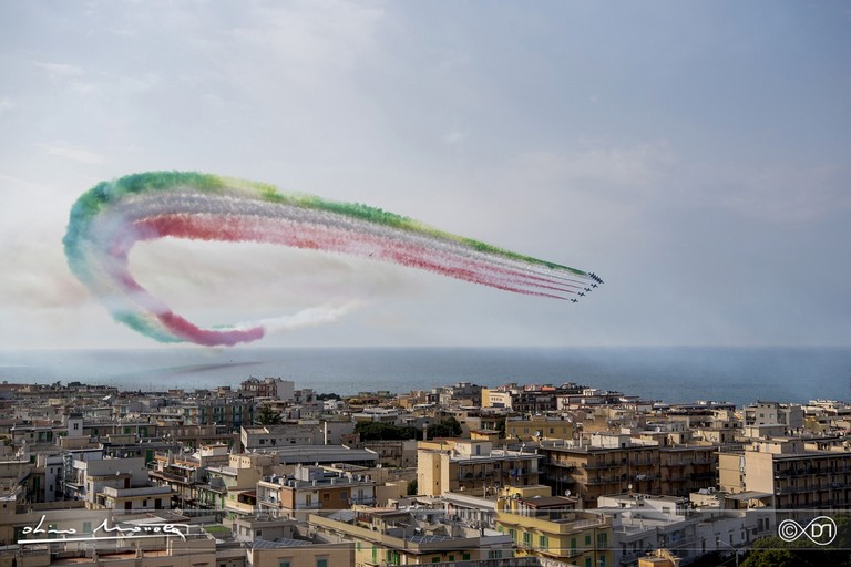 Lo sbuffo tricolore su Giovinazzo. <span>Foto Dino Mottola </span>