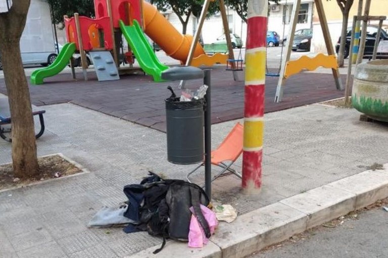 Rifiuti in piazzetta Iacobellis