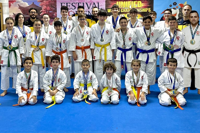 I karateki della Shinjukan Dojo fanno il pieno di medaglie: ben 57!