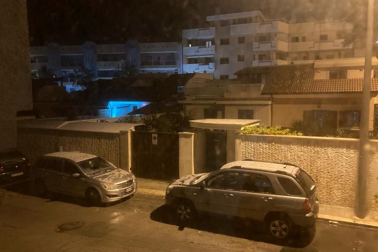 Grandine e nevischio a Giovinazzo. <span>Foto Marzia Morva</span>