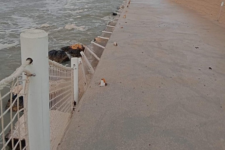 Distrutta balaustra a Levante