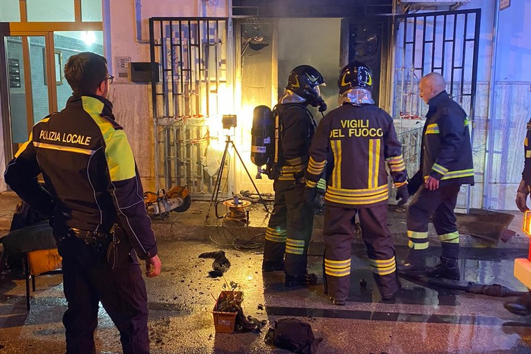 L'incendio avvenuto in via sottotenente Magrone
