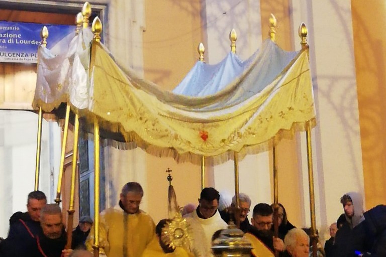 Processione eucaristica - Madonna di Lourdes. <span>Foto Giuseppe Dalbis</span>