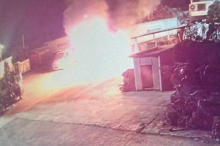 L'incendio nell'azienda Eco Sud Ricicli