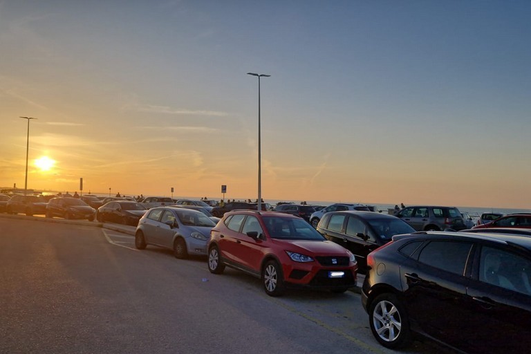 Auto parcheggiate in divieto a Ponente