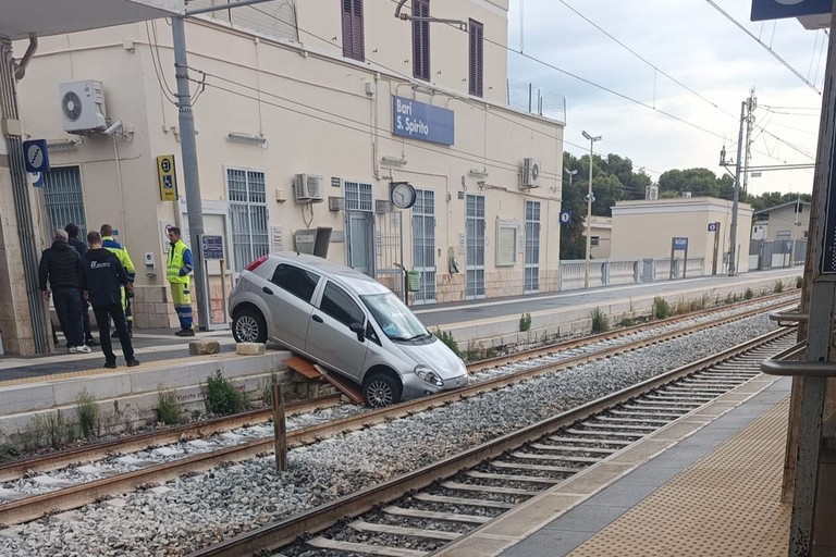 Veicolo sui binari a Santo Spirito