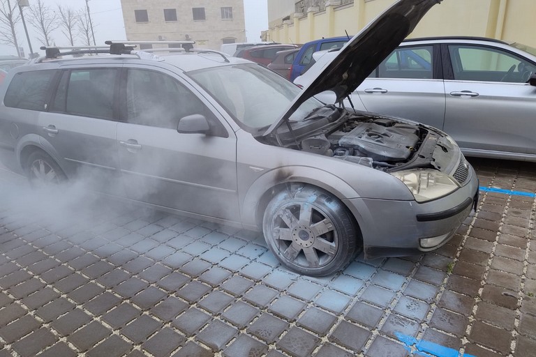 La Ford Mondeo parcheggiata in via Fossato