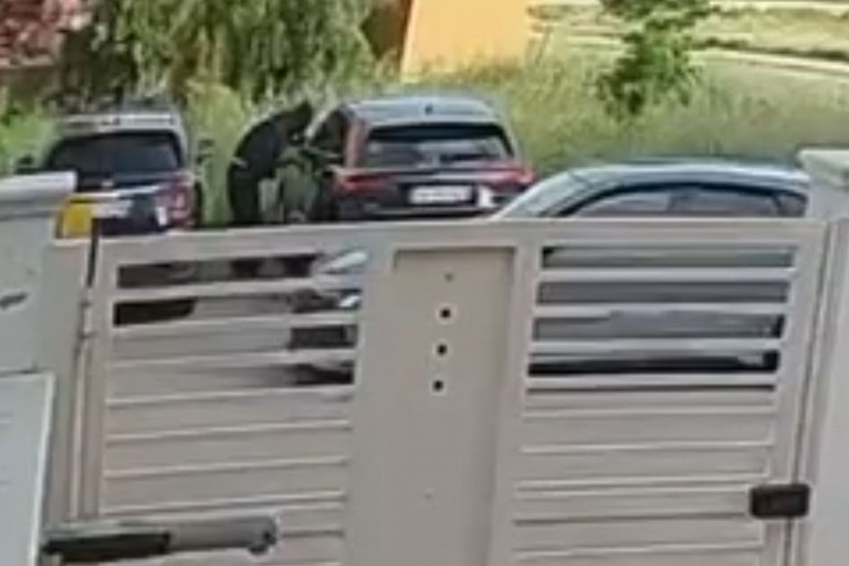 Il furto dell'Audi Q3 in via Rollo