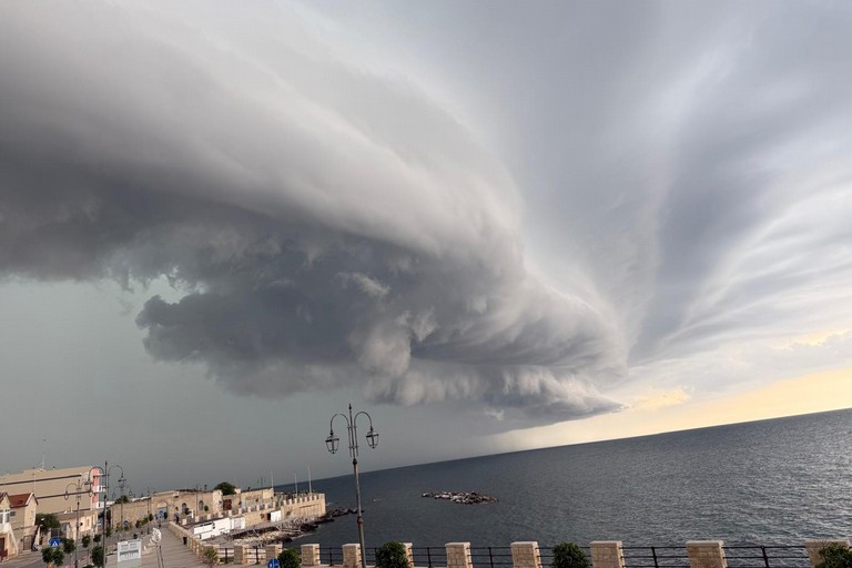 Nuvoloni bassi su Ponente. <span>Foto Marzia Morva</span>