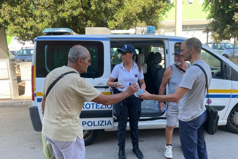 Caldo intenso a Giovinazzo, distribuite bottigliette d'acqua al mercato settimanale