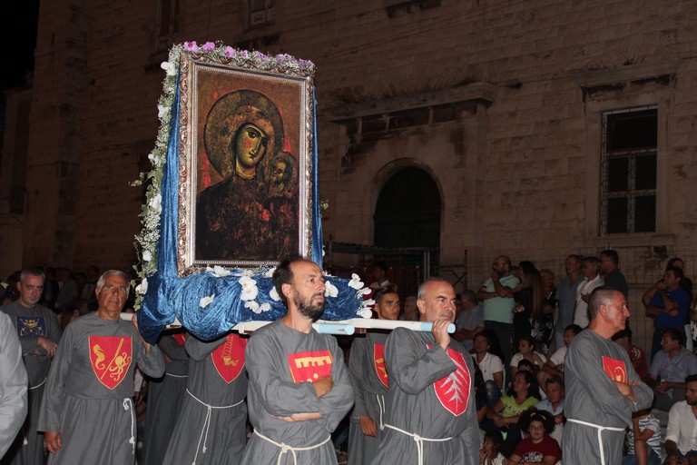 Il quadro della Madonna in corteo. <span>Foto Gianluca Battista</span>