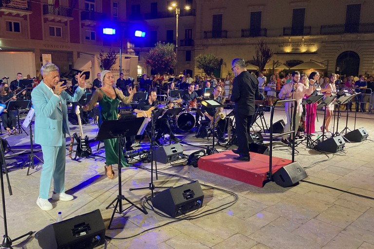 Savio Vurchio e Serena Brancale con l'Orchestra Sinfonica Metropolitana. <span>Foto Marzia Morva</span>