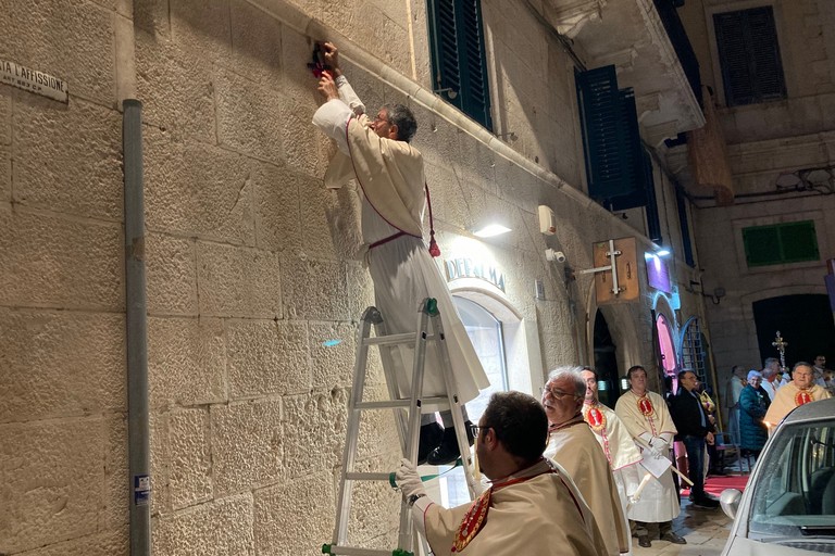 Ascensione - affissione croci. <span>Foto Marzia Morva</span>