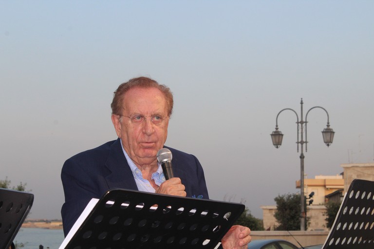 Michele Mirabella in piazza San Salvatore. <span>Foto Gianluca Battista</span>