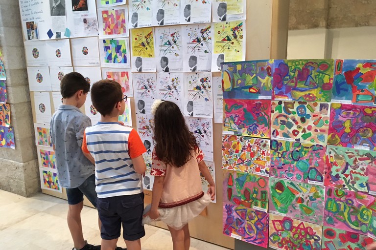 Bimbi interpretano l'arte. <span>Foto Marzia Morva</span>