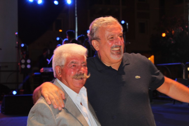 Michele Emiliano abbraccia Nick Prudente. <span>Foto Gianluca Battista</span>
