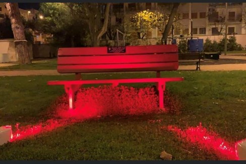 La panchina rosso sangue al Parco Scianatico